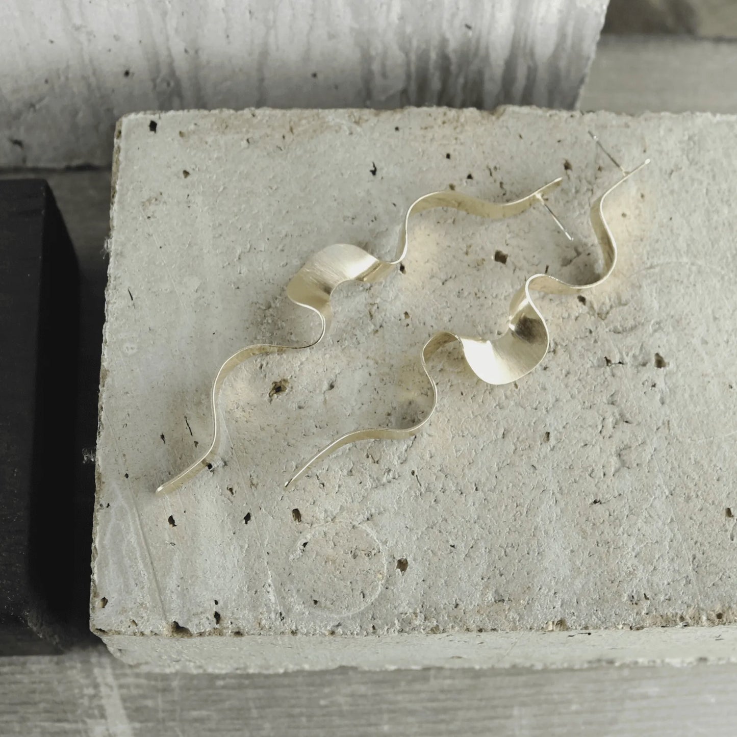 Tara Wave Statement Earring Gold Plating